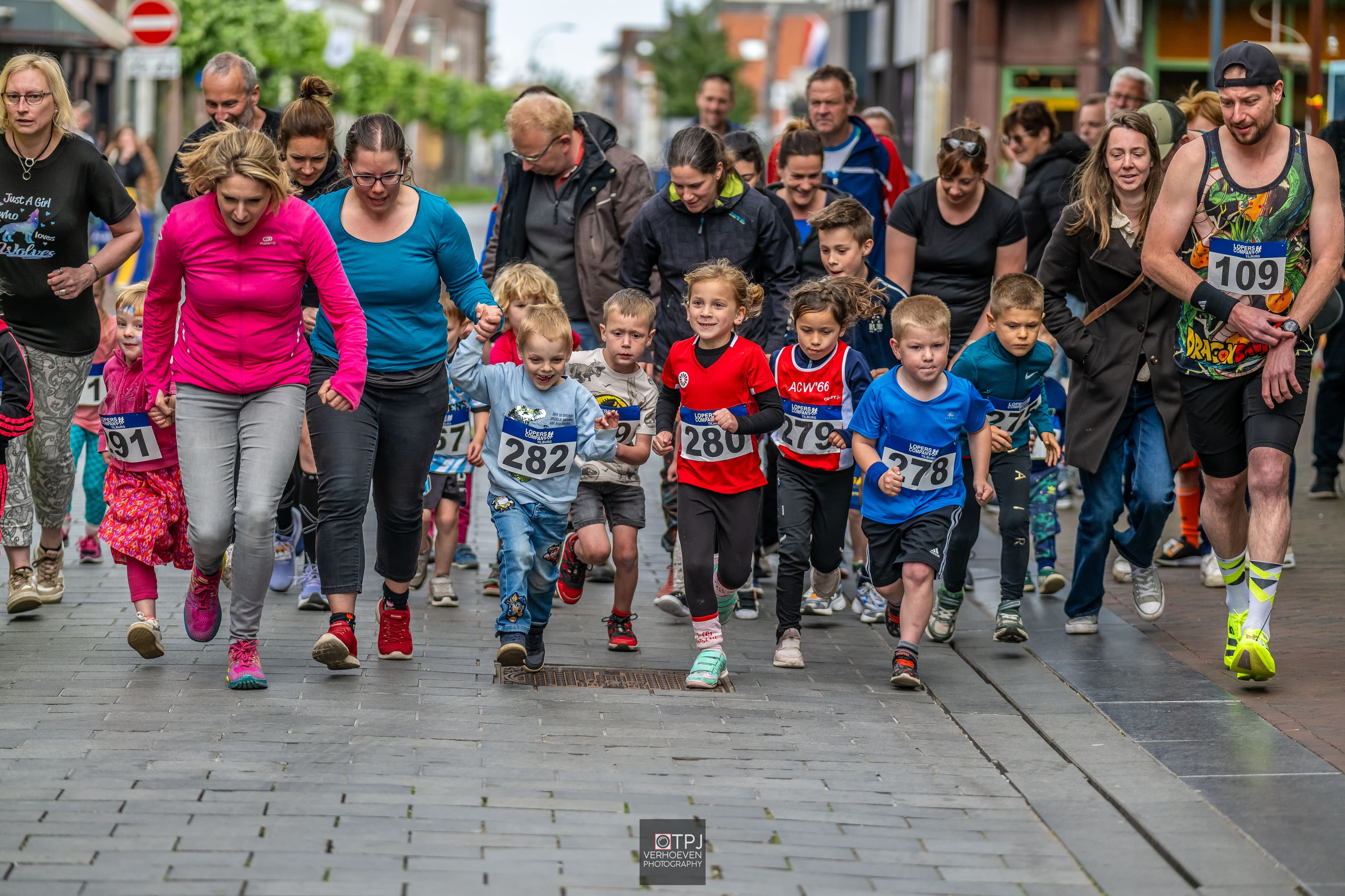 Deelnemers bij de start van Liberty Run Waalwijk hardloopwedstrijd